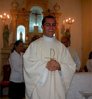 Padre larga batina e assume amor após engravidar jovem