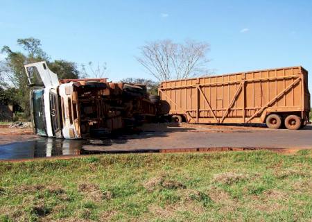 Caminhão canavieiro tomba próximo do trevo de Angélica
