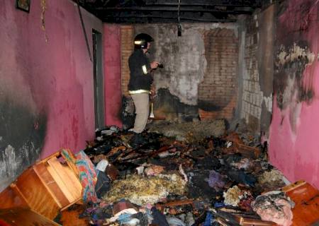 Incêndio destrói parcialmente uma residência em Angélica