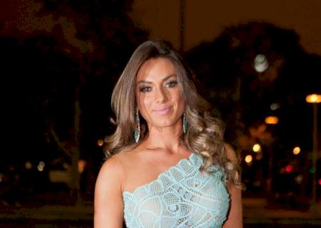 Nicole Bahls usa lingerie nude para não mostrar demais com transparência