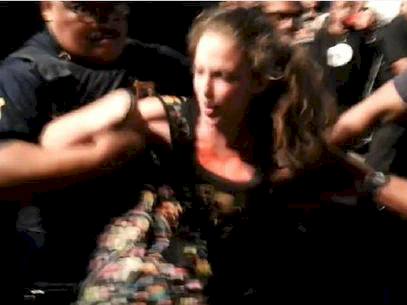 Beijo entre mulheres em culto de Feliciano acaba em confusão