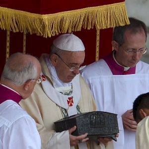 Papa mostra ao público as relíquias de São Pedro