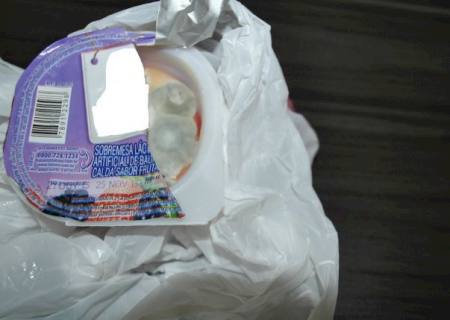 Comerciante encontra ''fungo'' dentro de iogurte no prazo de validade