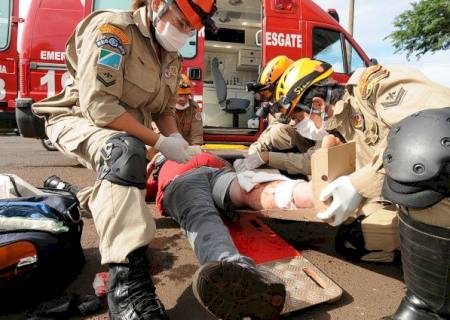 Motociclista fica ferido após ser atingido por carro na avenida