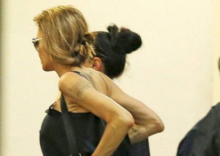 Angelina Jolie volta a chocar com braços superfinos