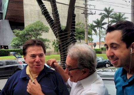 Silvio Santos ganha pijama de presente de aniversário