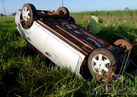 Carro capota na MS 141 em Angélica