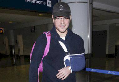 Matt Damon desembarca em Los Angeles com braço machucado