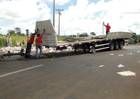 Carreta carrega com latas de cerveja tomba no trevo de Casa Verde