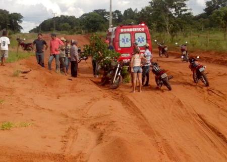 Bombeiros socorrem vítima de acidente na Teijin