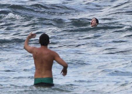 Anne Hathaway passa sufoco em praia no Havaí e quase se afoga