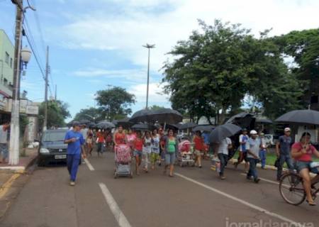 Douradenses fazem protesto contra promessas não cumpridas pelo prefeito