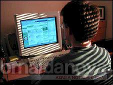 Brasileiro passa quase quatro horas por dia na internet
