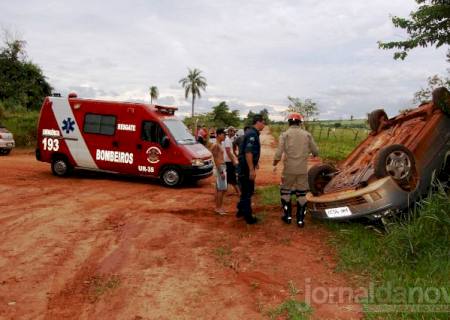 Condutor perde controle da direção do carro, capota e morre em Angélica