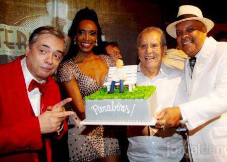 Carlos Alberto de Nóbrega comemora 78 anos ao lado dos amigos