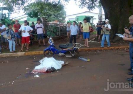 Motociclista cai e morre atropelado por caminhão