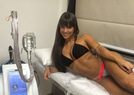 Carol Dias faz tratamento estético e posta foto de corpo escultural