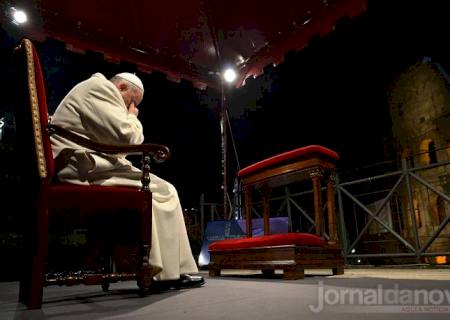 Papa Francisco preside Via Crucis no Coliseu romano e fala sobre drama de doentes