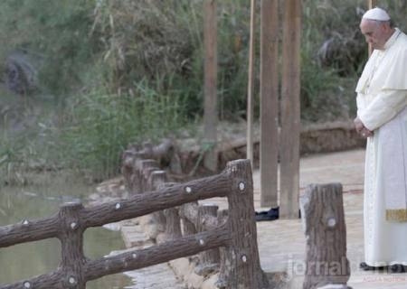 Papa se reúne com refugiados sírios e iraquianos às margens do rio Jordão