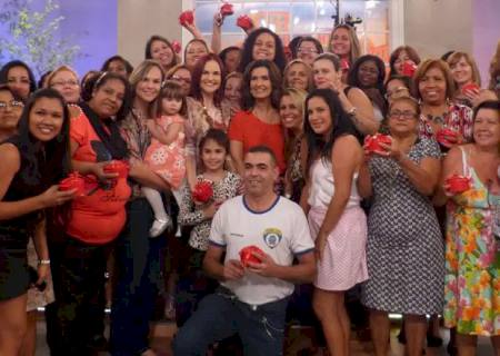Fátima Bernardes distribui geladeiras para plateia