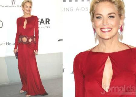 Sem sutiã, Sharon Stone fica com seios em evidência
