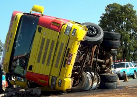 Carreta carregada com carne tomba no trevo de Casa Verde; centenas de pessoas estão no local