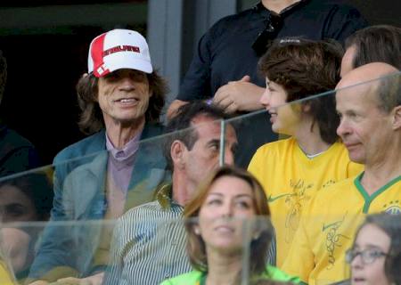 Mick Jagger vai ao Mineirão e vê a derrota do Brasil ao lado do filho