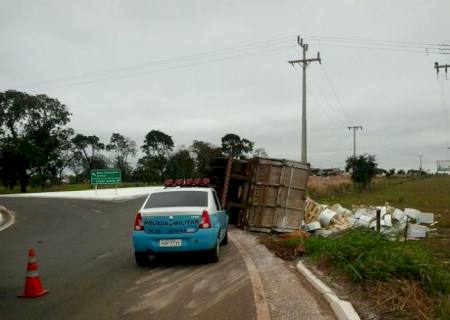 Carreta carregada tomba na BR 267 em Casa Verde
