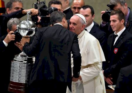 Papa Francisco recebe no Vaticano os campeões da Copa Libertadores