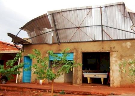 Ventos fortes destelham casas e causam prejuízos em Angélica