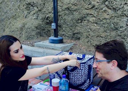 Cléo Pires toma café da manhã na rua em Los Angeles