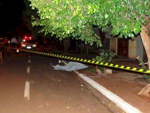 Jovem morre após bater moto em árvore