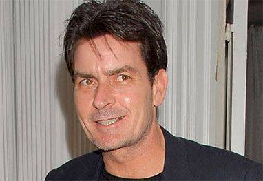 Charlie Sheen termina noivado com ex-atriz pornô