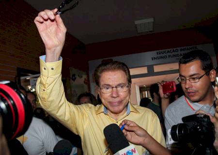 No limite da votação, Silvio Santos causa alvoroço em seção eleitoral