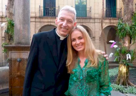 Angélica leva padre Marcelo para conhecer o Mosteiro de São Bento