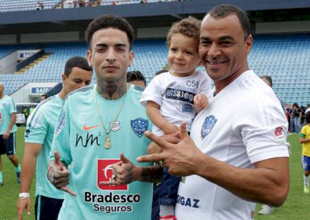 Cafu, Mc Guimê e mais famosos participam de jogo beneficente