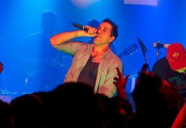 Inimigos da HP lançam música romântica e Sebá se derrete pela mulher