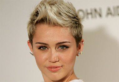 Miley Cyrus diz que doou R$ 1 milhão para a AmFAR pois estava de porre
