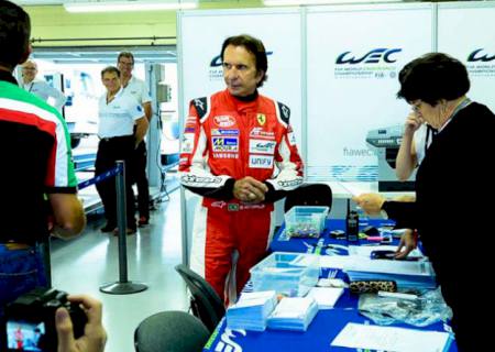 Emerson Fittipaldi volta às pistas e apresenta seu carro no autódromo de Interlagos