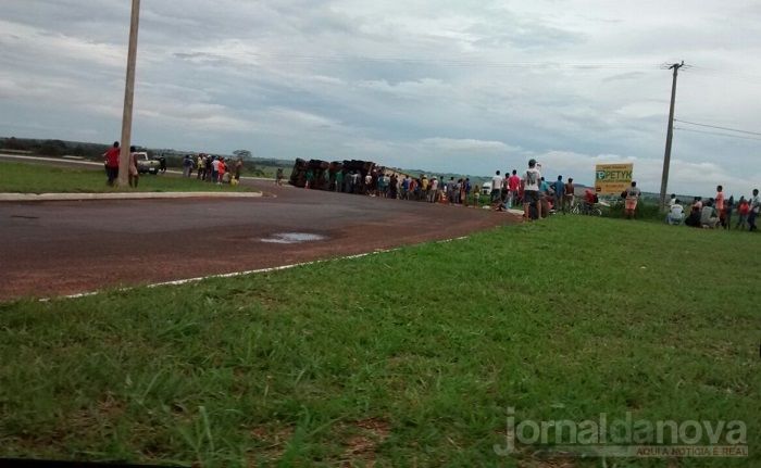 Carreta tombada quase gera confusão entre polícia e populares