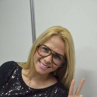 Carla Perez troca próteses de silicone e faz alerta à mulheres