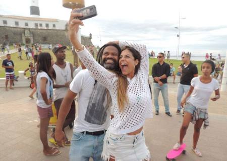 Panicat Mari Gonzalez é cercada por fãs no Farol da Barra, em Salvador