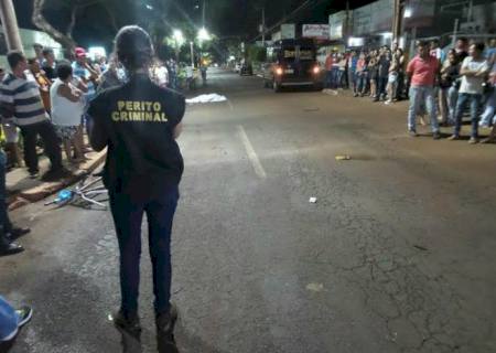 Ciclista invade a via preferencial e morre atropelado por carro