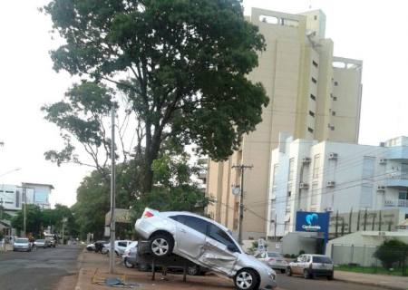 Após acidente, carro ''amanhece'' sobre lixeira em Dourados