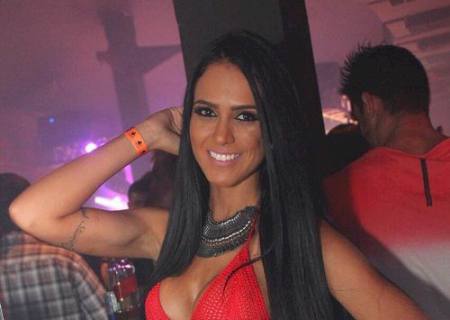 Ex Miss Bumbum Dai Macedo curte balada com namorado cadeirante