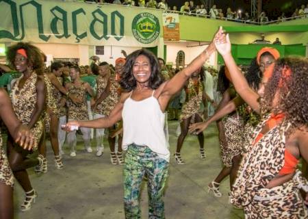 Glória Maria cai no samba em ensaio da Imperatriz Leopoldinense