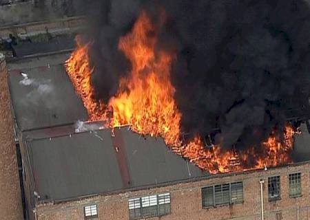 Incêndio destrói shopping na Zona Norte do Rio