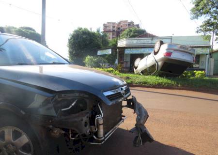 Colisão faz carro ''voar'' sobre canteiro