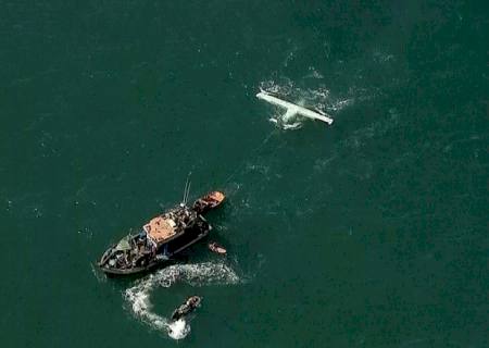 Avião cai a 200 m da praia no Rio e afunda
