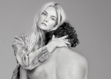 Marlon Teixeira posa para revista em foto quente com Carol Trentini